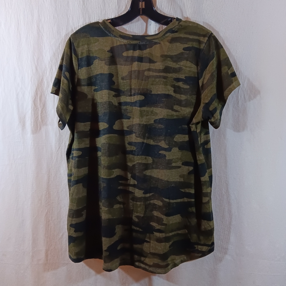 For the Republic NWT 1X Womens Top Green Camo Knit T-Shirt V-neck - Picture 4 of 6